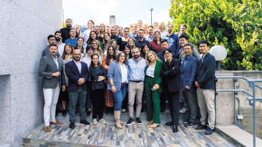 이노션 스페인 법인의 임직원들이 단체로 모여 사진을 찍고 있다. [이노션 제공]