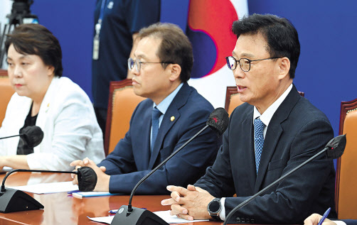 박광온 더불어민주당 원내대표가 22일 서울 영등포구 여의도 국회에서 열린 정책조정회의에 참석해 발언하고 있다. 임세준 기자