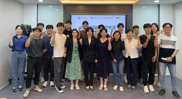 순천 창업연당 입주기업 직원들이 파이팅을 외치고 있다. [순천시 제공]