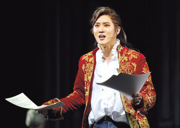 엑소 수호가 20일 오후 서울 종로구 세종문화회관 대극장에서 열린 뮤지컬 ‘모차르트!’ 프레스콜에서 볼프강 모차르트 역을 선보이고 있다. [연합]