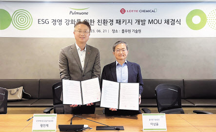 이상윤(오른쪽) 풀무원기술원장과 황민재 롯데케미칼 종합기술원장이 21일 충북 청주시 풀무원기술원에서 친환경 패키지 개발 MOU 체결 후 기념촬영을 하고 있다. [풀무원 제공]