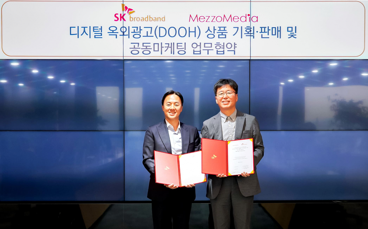 지난 20일 김승현(왼쪽) 메조미디어 대표이사와 금상호 SK브로드밴드 B2B기획담당이 디지털 옥외광고 상품 기획·판매 및 공동마케팅 MOU를 체결하고 기념 촬영을 하고 있다. [메조미디어 제공
