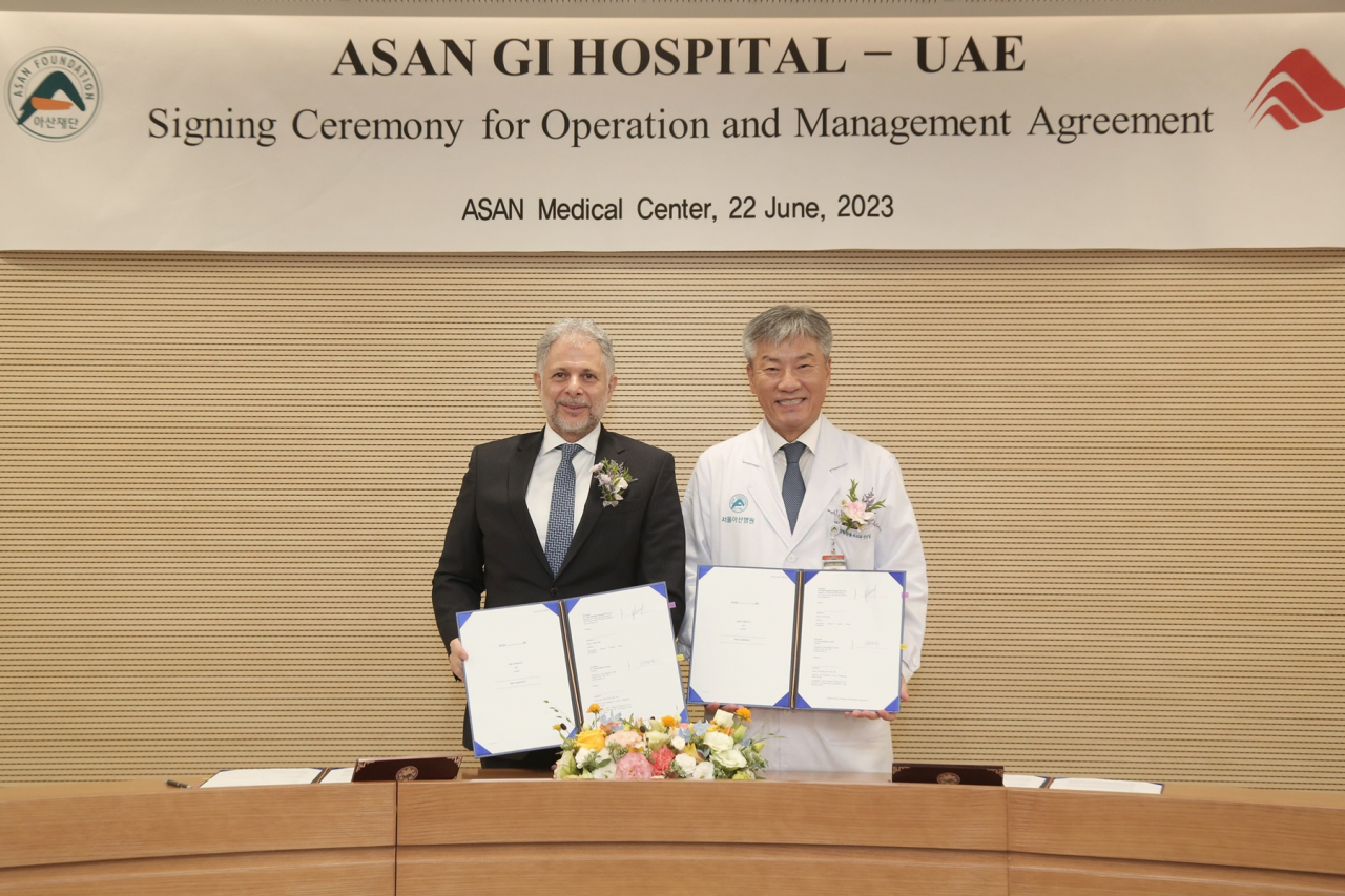 22일 열린 UAE아산소화기병원(가칭) 운영 계약체결식에서 박승일 서울아산병원장(오른쪽), 파리드 빌베이시 스코프 인베스트먼트사 CEO가 계약 체결 후 기념 촬영을 하고 있다.