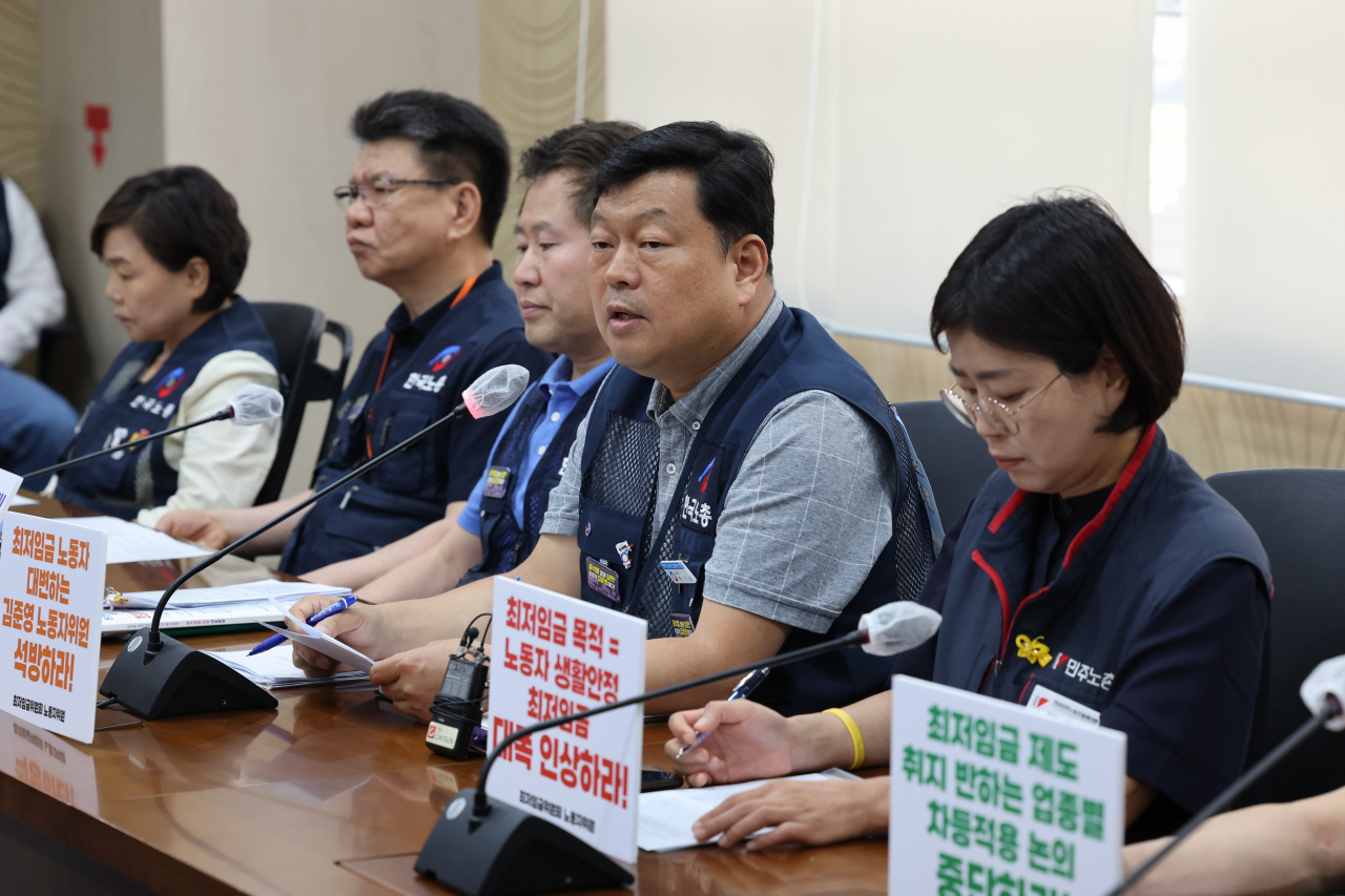 류기섭 한국노총 사무총장을 비롯한 최저임금위원회 근로자위원들이 22일 오후 세종시 정부세종청사에서 2024년 적용 최저임금 노동계 최초요구안을 발표하고 있다. [연합]