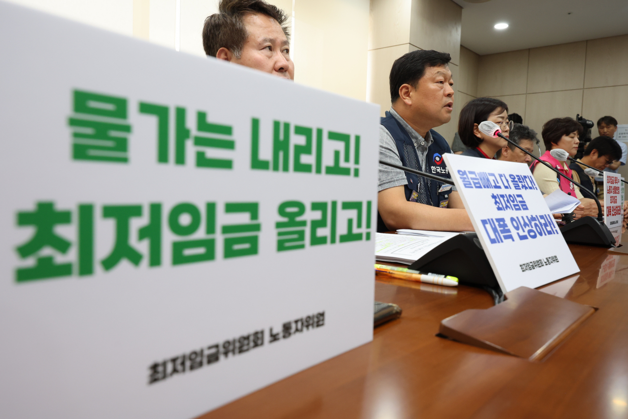 류기섭 한국노총 사무총장을 비롯한 최저임금위원회 근로자위원들이 22일 오후 세종시 정부세종청사에서 2024년 적용 최저임금 노동계 최초요구안을 발표하고 있다. [연합]