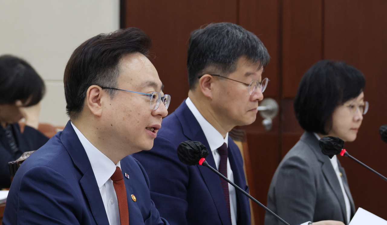 조규홍 보건복지부 장관이 22일 오전 서울 여의도 국회에서 열린 보건복지위원회 전체회의에서 의원 질의에 답변하고 있다.[연합]