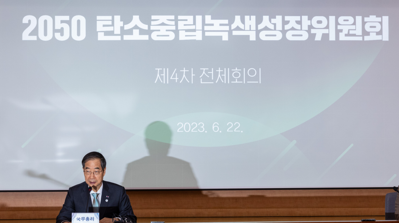 한덕수 국무총리가 22일 오후 정부서울청사에서 열린 제4차 2050 탄소 중립 녹색성장위원회 회의에 참석해 발언하고 있다. [연합]