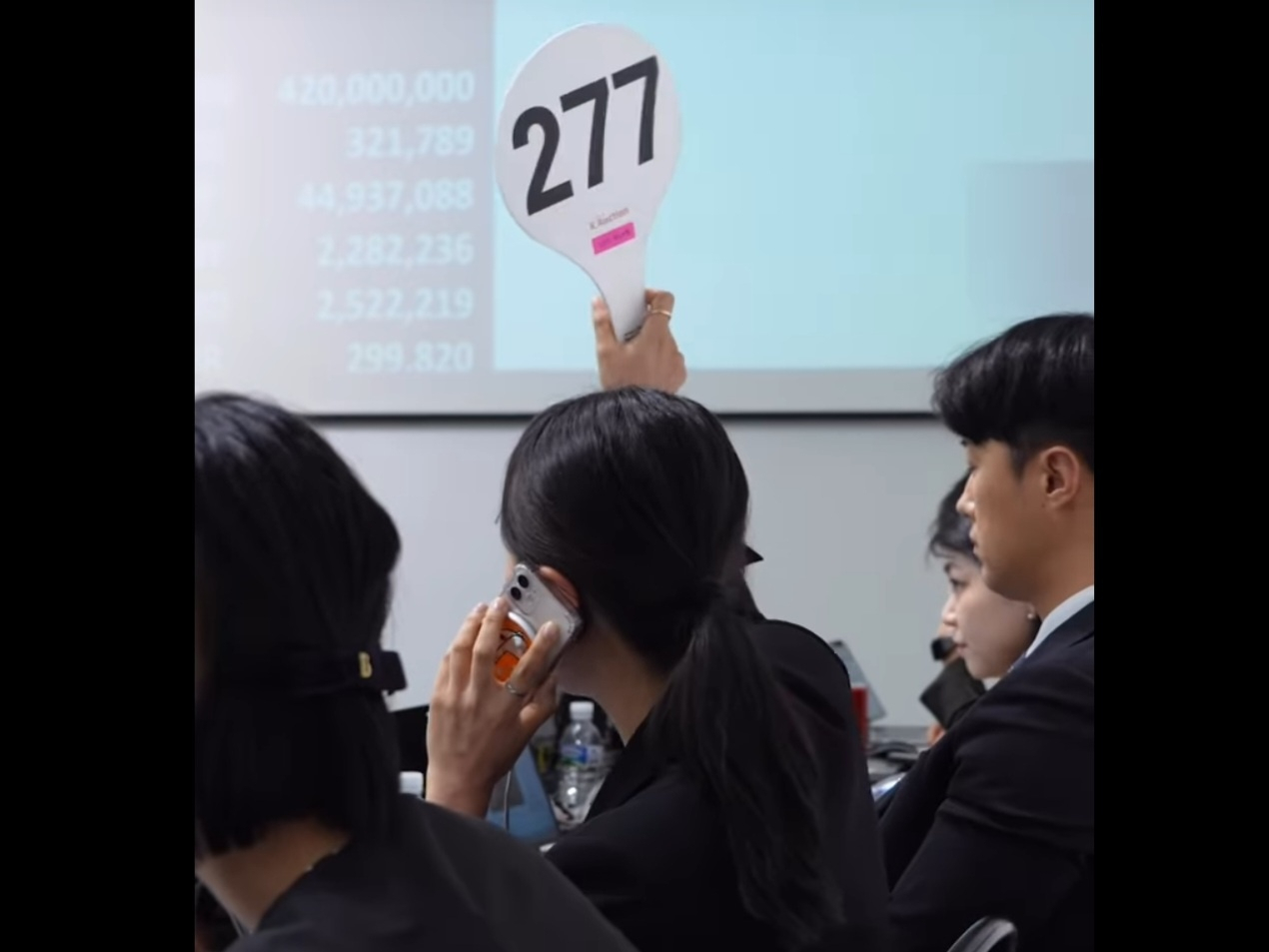한 여성이 통화하며 경매에 참여하고 있다. 이 사진은 기사와 직접적 관련 없음.[출처 케이옥션 인스타그램]