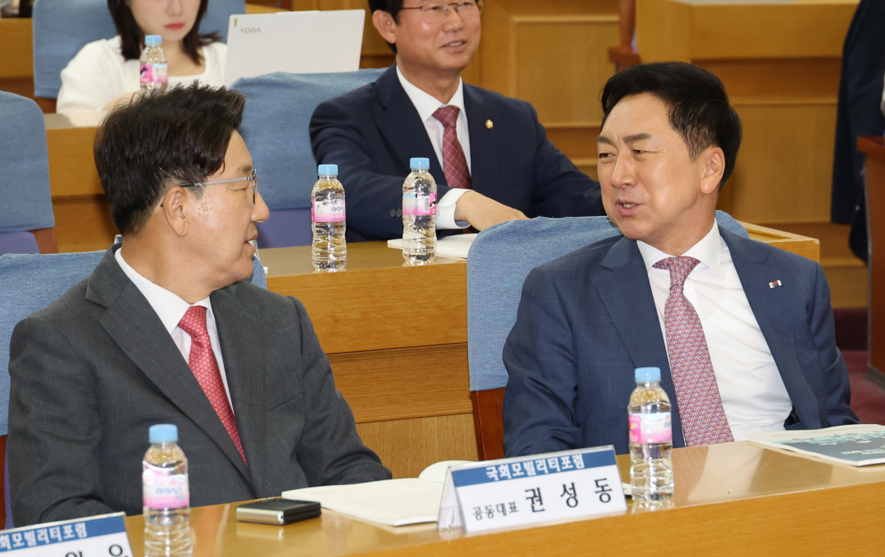 제6회 국회 모빌리티포럼 현장에서 권성동(왼쪽) 국민의힘 의원과 김기현 국민의힘 대표가 대화를 나누는 모습. [연합]