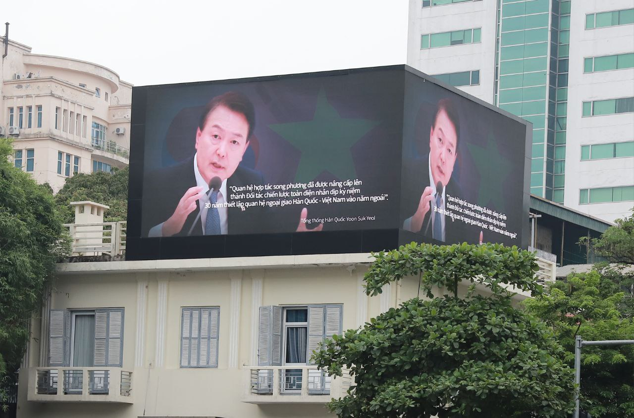 윤석열 대통령의 베트남 국빈 방문을 맞아 홍보수석실 해외홍보비서관실이 기획한 '교류·협력을 통해 같이 발전하는 동반자'란 주제의 광고 영상이 순방 도시인 하노이에서 지난 19일부터 상영되고 있다고 대통령실이 22일 밝혔다. 40초 분량의 이 영상은 하노이 시내 베트남 한국문화원 옥상에 설치된 고화질 초대형 LED 전광판에서 상영되고 있다. [연합]