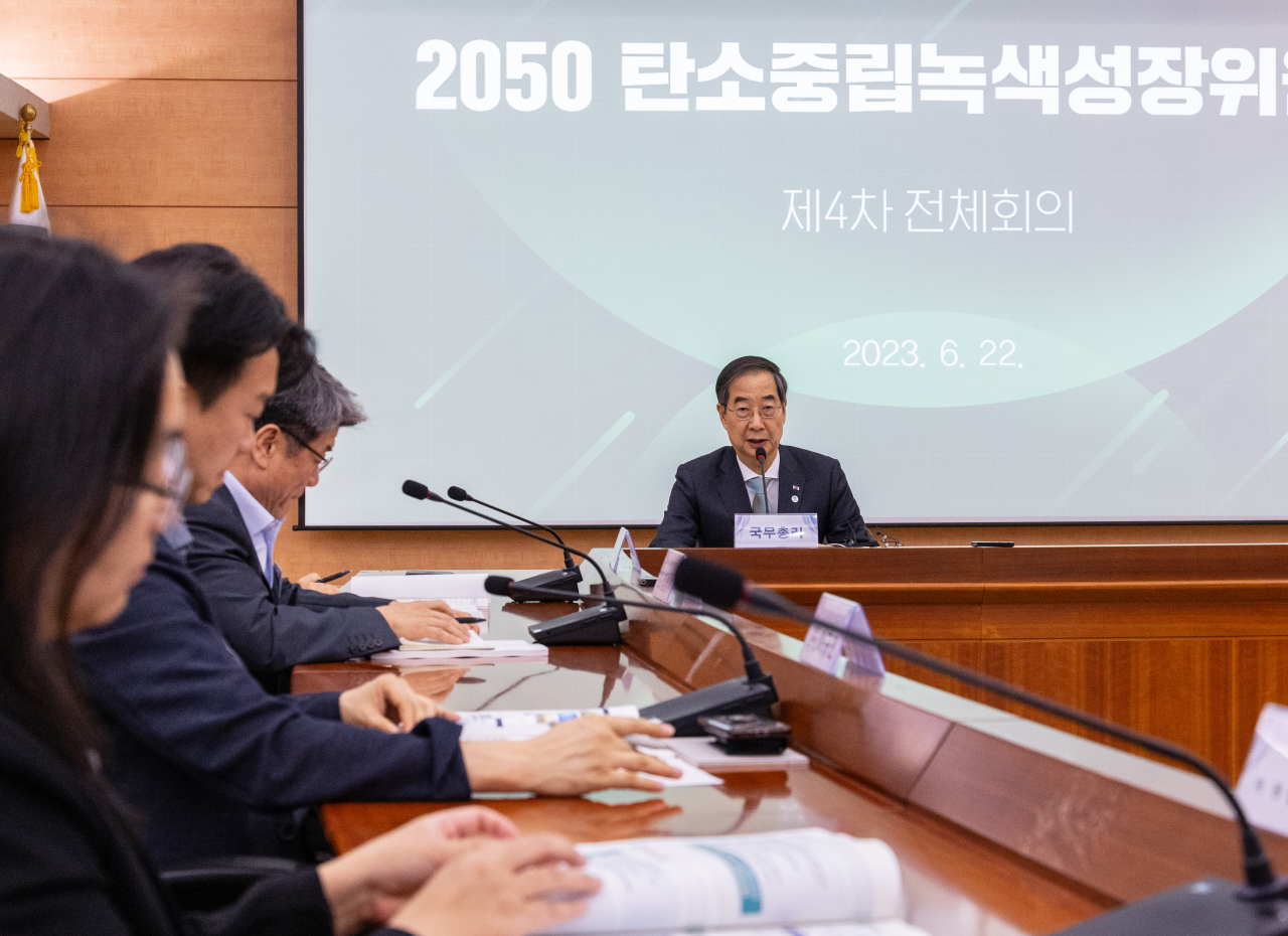 한덕수 국무총리가 22일 오후 정부서울청사에서 열린 제4차 2050 탄소 중립 녹색성장위원회 회의에 참석해 발언하고 있다. [연합]