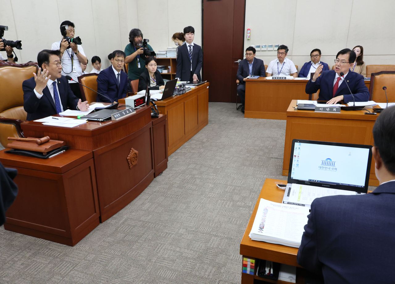 22일 오전 국회에서 열린 행정안전위원회 전체회의에서 김교흥 위원장이 이만희 여당 간사와 이태원 참사 특별법 처리를 두고 언쟁을 벌이고 있다. [연합]