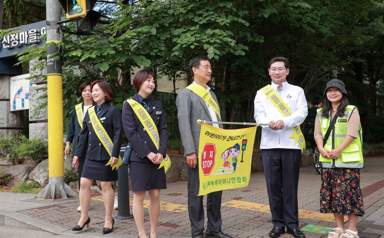 이상일 용인시장이 어린이 교통안전 지킴이를 하고있다.[용인시 제공]