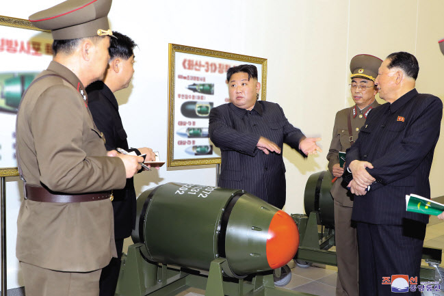 박철균 글로벌국방연구포럼 안보전략센터장이 북한이 원하는 핵탄두 보유량은 170여개 이상일 것이라고 밝혔다. 사진은 김정은 북한 국무위원장이 지난 3월 27일 전술핵탄두 ‘화산-31’을 앞에 놓고 핵무기병기화사업을 지도하고 있다.[연합]