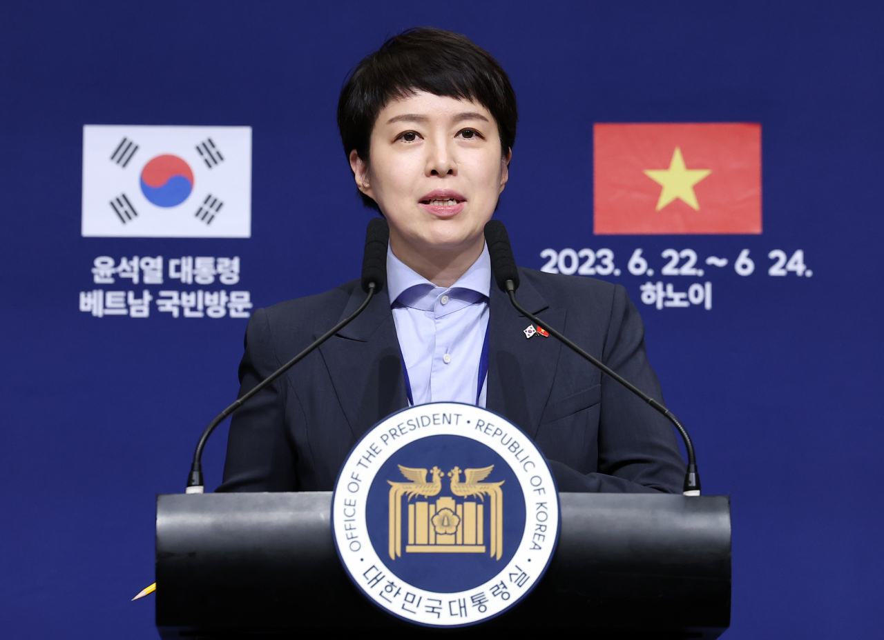 김은혜 대통령실 홍보수석이 22일 베트남 하노이 한 호텔에 마련된 대한민국 기자단 프레스센터에서 윤석열 대통령의 베트남 국빈 방문 관련 브리핑을 하고 있다. [연합]