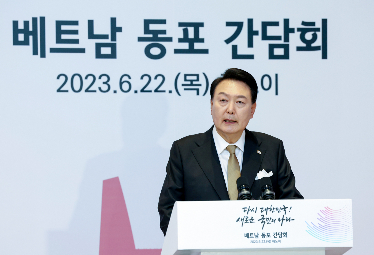 윤석열 대통령이 22일 하노이 한 호텔에서 열린 베트남 동포 오찬 간담회에서 격려사를 하고 있다. [연합]