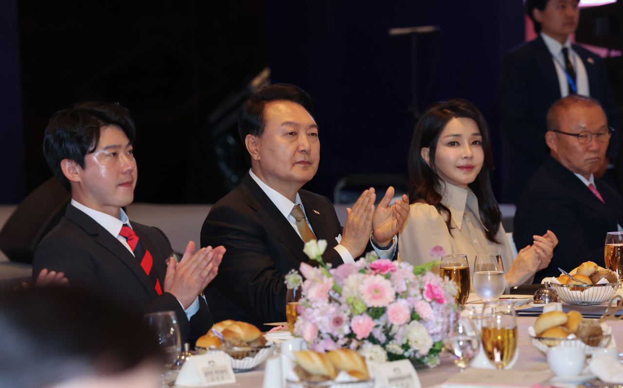 윤석열 대통령과 부인 김건희 여사가 22일 하노이 한 호텔에서 열린 베트남 동포 오찬 간담회에서 장은숙 하노이한인회장의 환영사에 박수치고 있다. 왼쪽부터 김길태 베트남 태권도 국가대표팀 감독, 윤 대통령, 김 여사, 박항서 전 베트남 축구대표팀 감독. [연합]