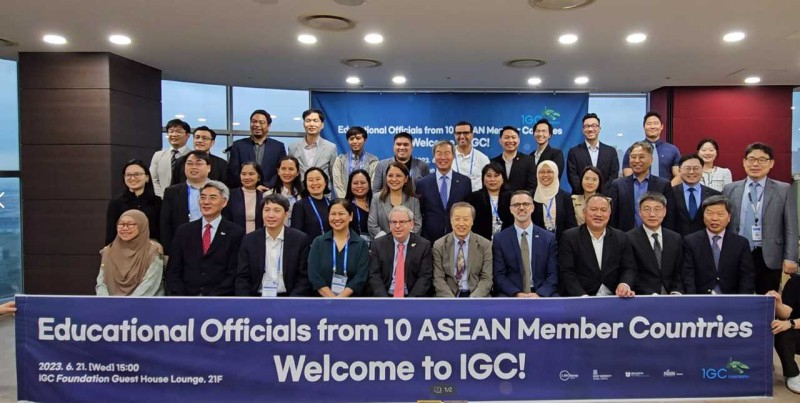 지난 21일 아세안 각국 교육부 대표단 30인이 인천글로벌캠퍼스(IGC) 현장을 방문하고 기념촬영을 하고 있다.