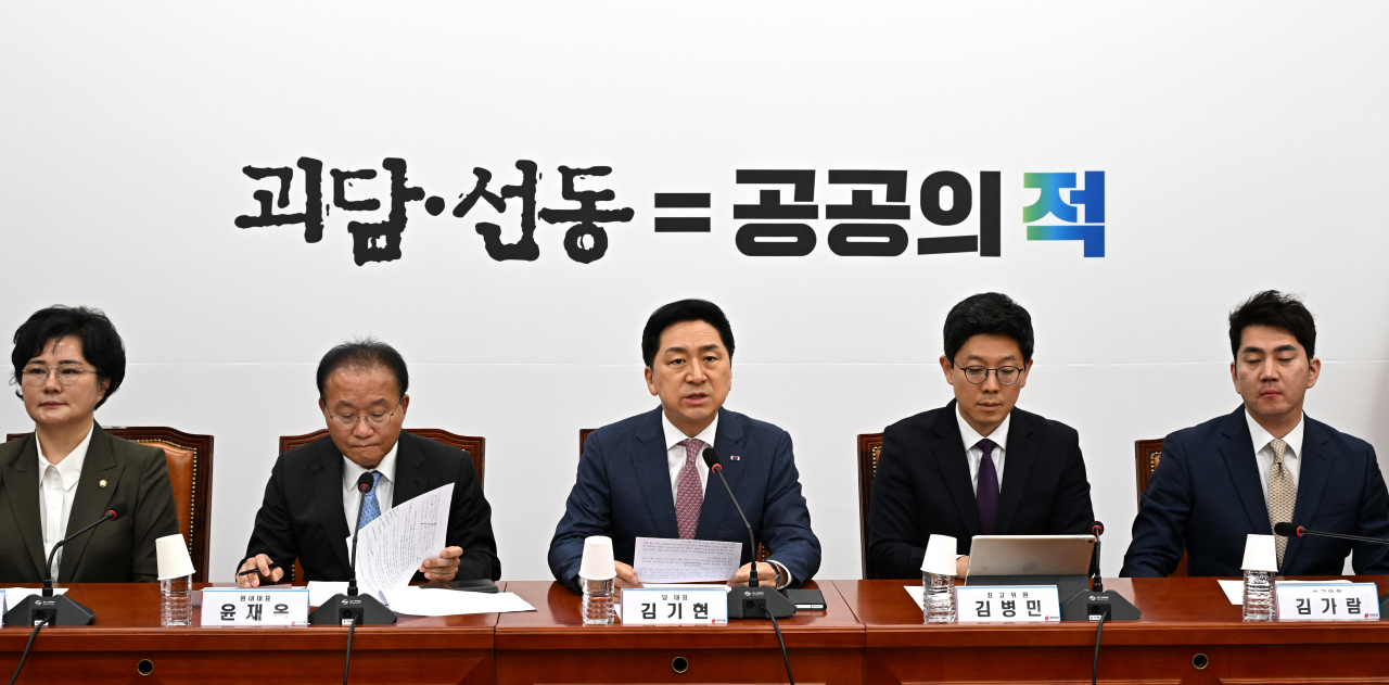 與 지지율, 野공세에도 10%p 앞섰다…2030·서울·PK ‘우위’ [數싸움]