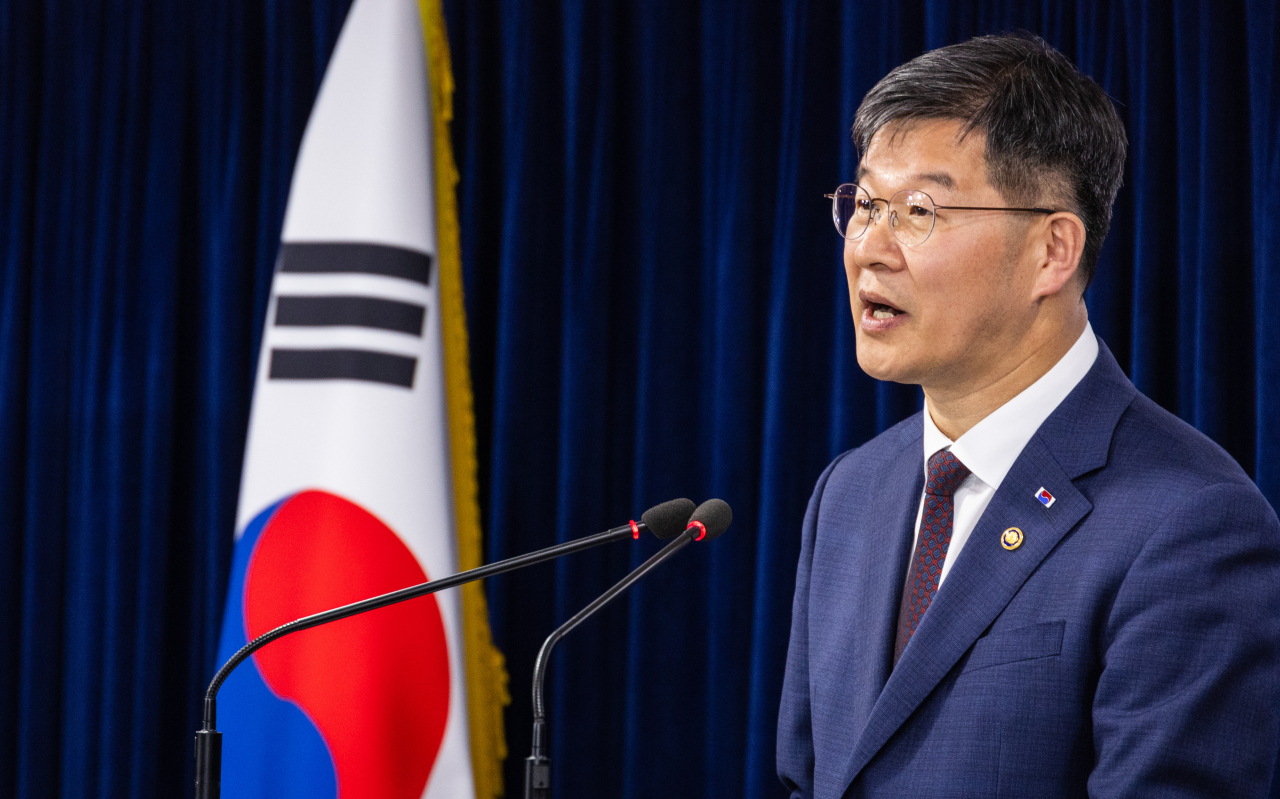 이기일 보건복지부 1차관이 22일 오후 서울 종로구 정부서울청사에서 임시 신생아 번호 관리 아동 실태조사방안 등 아동학대와 관련한 대응 방안을 발표하고 있다. 정부는 출신신고 되지 않은 아동에 대해 전수조사를 실시하기로 했다. [연합]