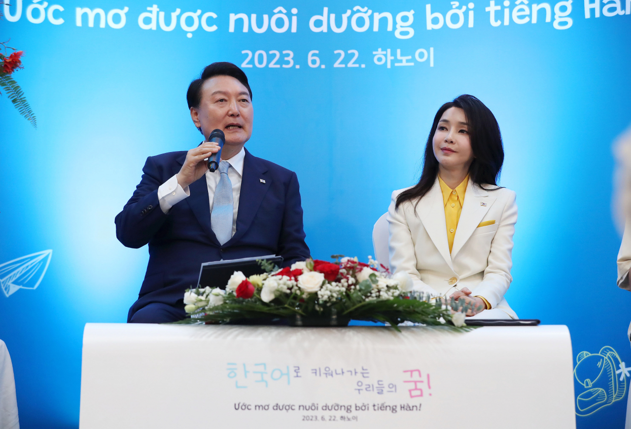 윤석열 대통령이 22일 하노이 국가대학교 별관에서 열린 베트남 한국어 학습자와 대화에서 학생들에게 격려의 말을 하고 있다. [연합]