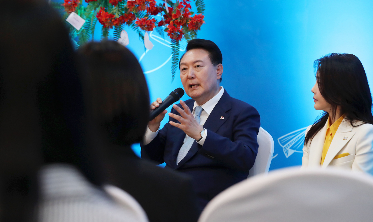 윤석열 대통령이 22일 하노이 국가대학교 별관에서 열린 베트남 한국어 학습자와 대화에서 학생들에게 격려의 말을 하고 있다. [연합]