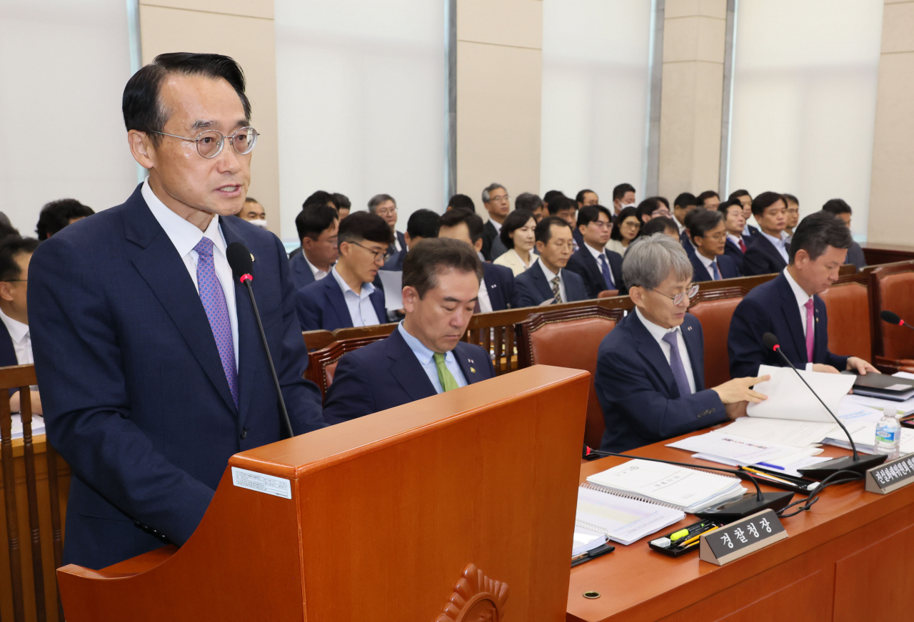 허철훈 중앙선관위 사무차장이 22일 국회에서 열린 행정안전위원회 전체회의에서 업무보고를 하고 있다. [연합]