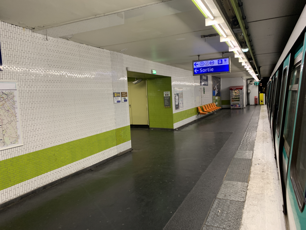 Villejuif&ndash;Louis Aragon station of the Paris Metro in the southern suburbs of Paris, where a 36-year-old South Korean tourist died on June 12, 2023, for unknown reasons. (Photo - Wikimedia Commons)