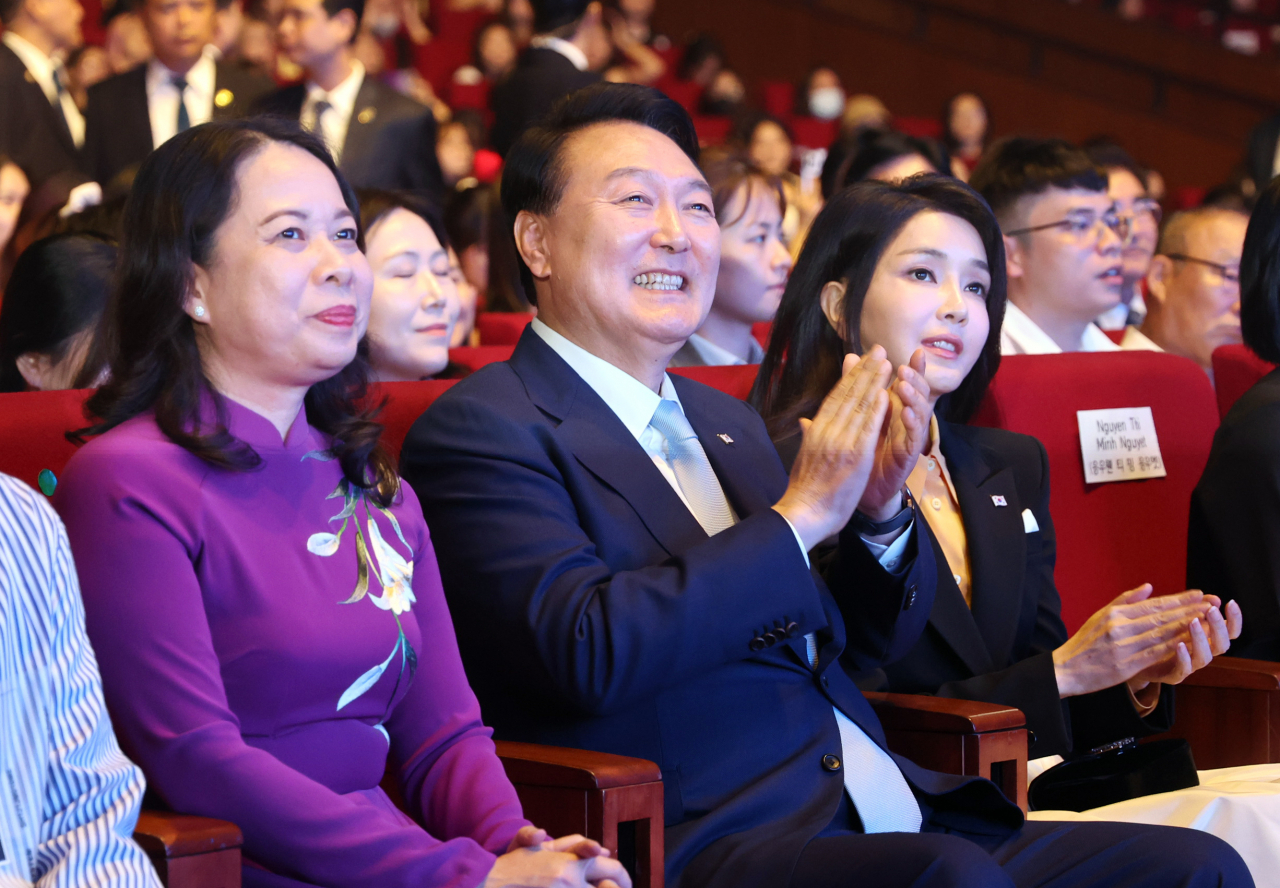 윤석열 대통령과 부인 김건희 여사가 22일 베트남 하노이 국립컨벤션센터에서 열린 한·베트남 문화교류의 밤 행사에 보 티 아인 쑤언 베트남 국가부주석(가장 왼쪽)과 공연을 지켜보고 있다. [연합]