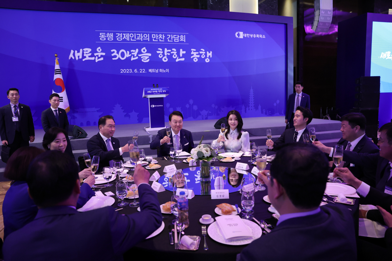 윤석열 대통령 내외와 대한상의 회장인 최태원 SK 그룹 회장 등이 22일(현지시간) 하노이 한 호텔에서 열린 동행 경제인 만찬 간담회에서 건배하고 있다. [공동취재, 연합]