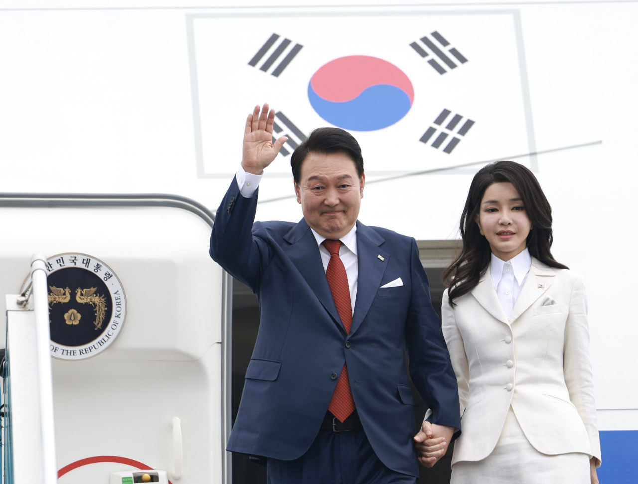 베트남을 국빈 방문한 윤석열 대통령과 부인 김건희 여사가 22일(현지시간) 하노이 노이바이 국제공항에 도착, 전용기인 공군 1호기에서 내리며 인사하고 있다. [연합]