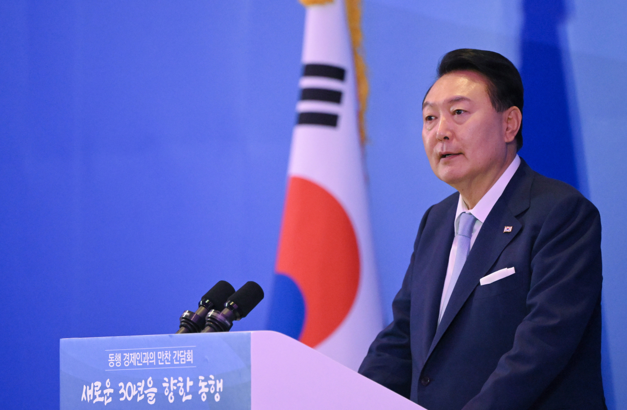 베트남을 국빈 방문 중인 윤석열 대통령이 22일(현지시간) 하노이 한 호텔에서 열린 동행 경제인 만찬 간담회에서 격려사를 하고 있다. [연합]