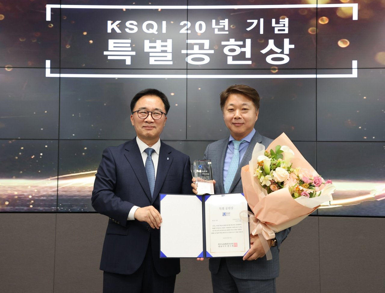 송봉섭(오른쪽) 삼성전자서비스 대표가 한수희 한국능률협회컨설팅 대표로부터 특별 공헌상을 수여받는 모습.[삼성전자서비스 제공]