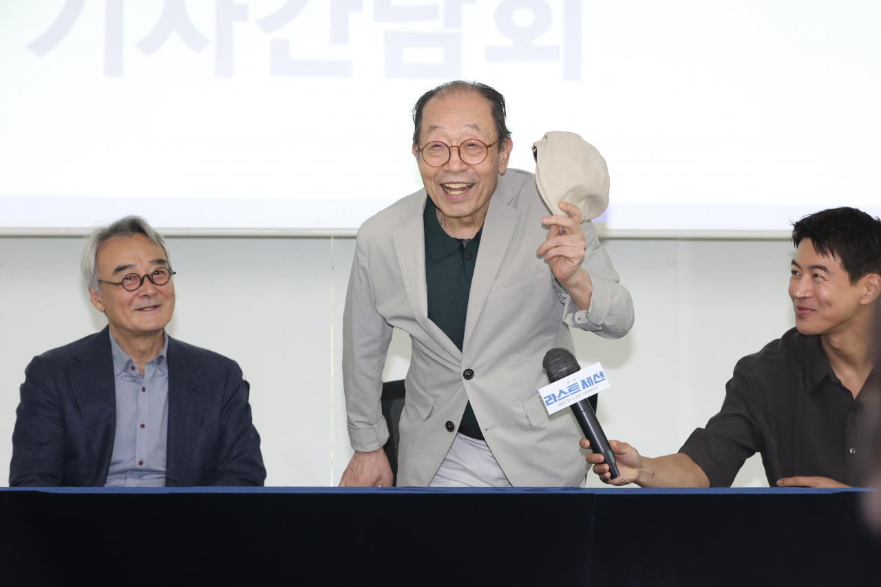 연극 ‘라스트세션’ 기자간담회에 참석한 배우 신구(가운데)와 남명렬(왼쪽), 이상윤(오른쪽). [연합]