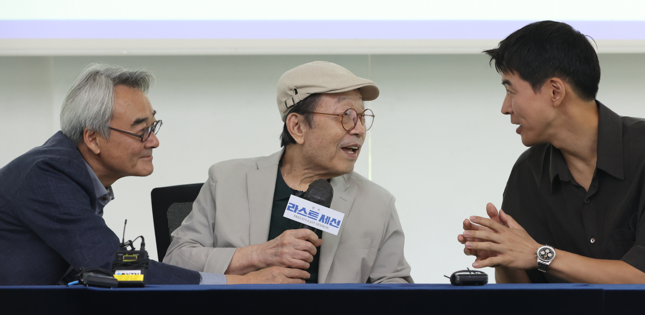연극 '라스트세션' 기자간담회에서 배우 이상윤이 신구에게 질문을 재전달하고 있다. 왼쪽은 배우 남명렬. [연합]