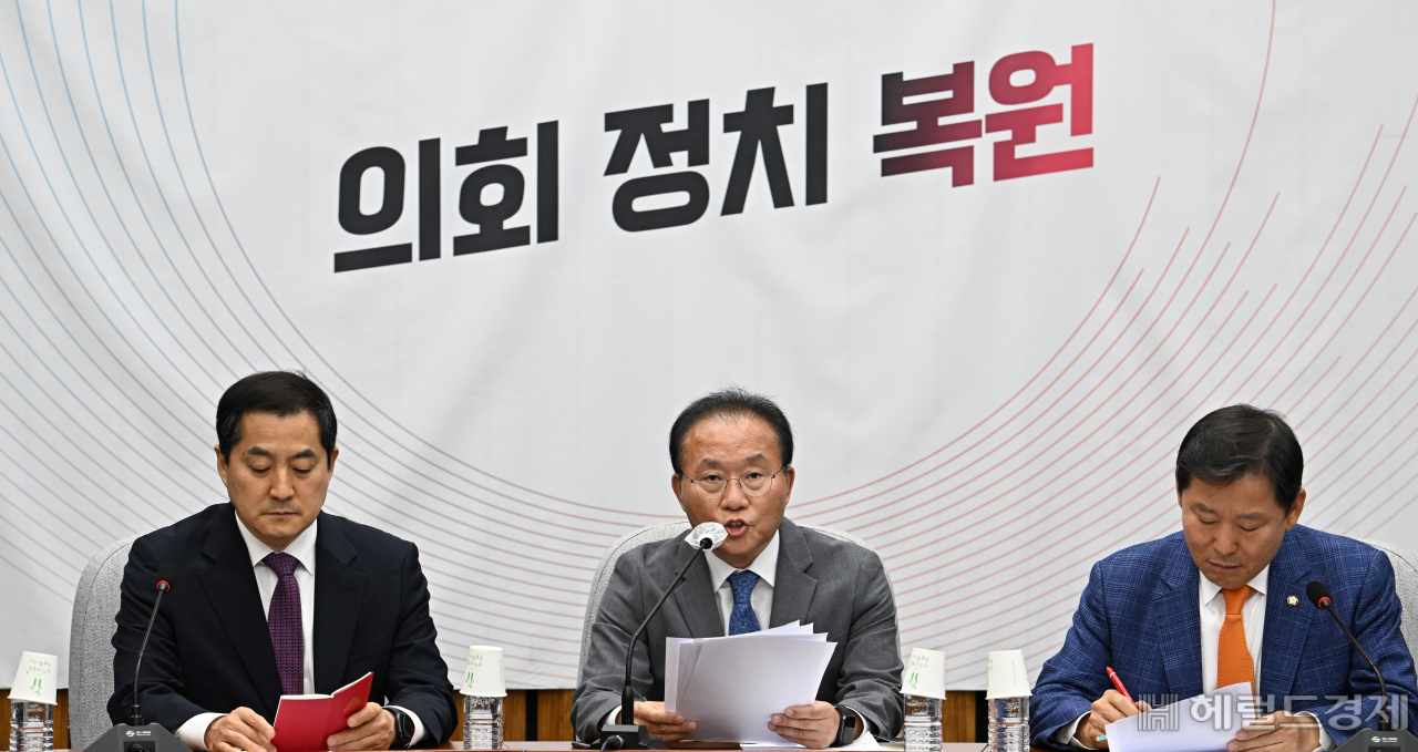 윤재옥(가운데) 국민의힘 원내대표가 23일 서울 영등포구 여의도 국회에서 열린 원내대책회의에 참석해 발언하고 있다. 임세준 기자
