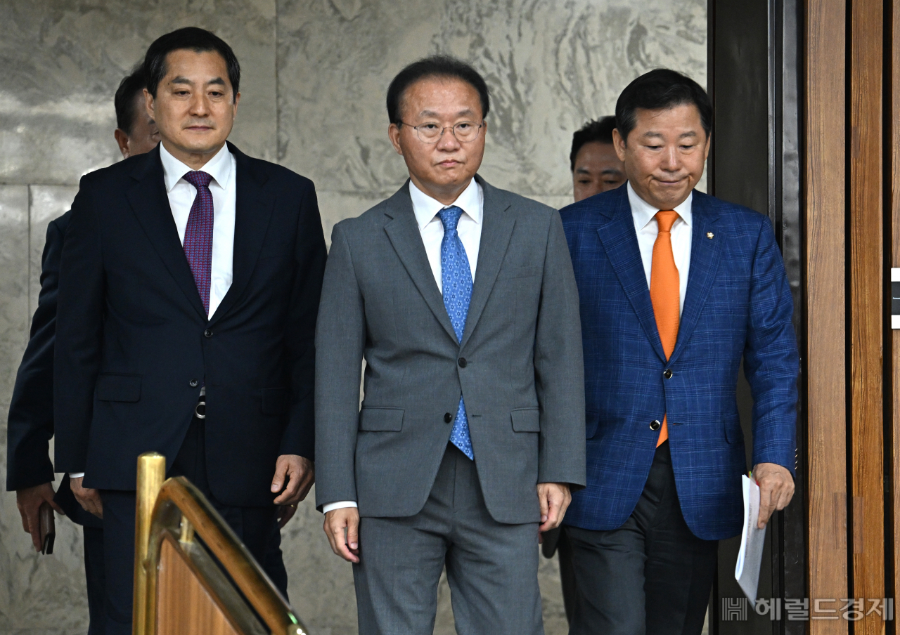 박대출(왼쪽부터) 정책위의장과 윤재옥 원내대표, 이철규 사무총장이 23일 서울 영등포구 여의도 국회에서 열린 원내대책회의에 참석하고 있다. 임세준 기자