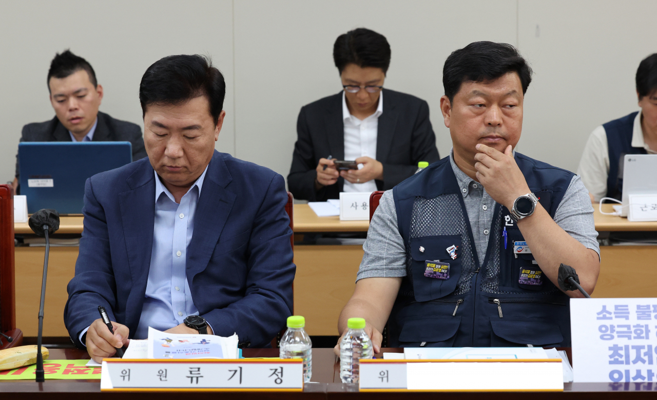 22일 오후 세종시 정부세종청사 최저임금위원회 회의실에서 열린 제7차 전원회의에서 사용자위원인 류기정 한국경영자총협회 전무(왼쪽)와 근로자위원인 류기섭 한국노총 사무총장이 자리하고 있다. [연합]