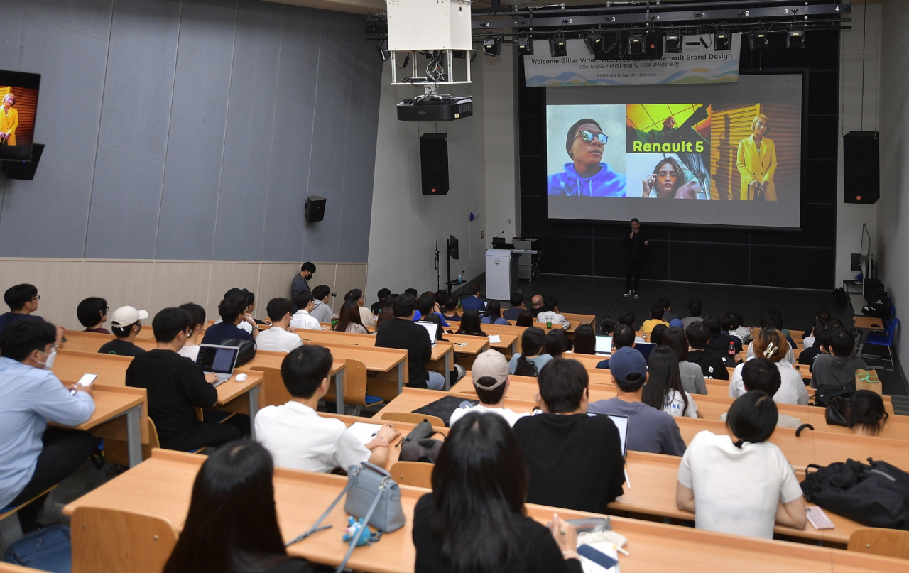 질 비달 르노 디자인 부사장이 22일 국민대에서 강연하고 있다. [르노코리아자동차 제공]