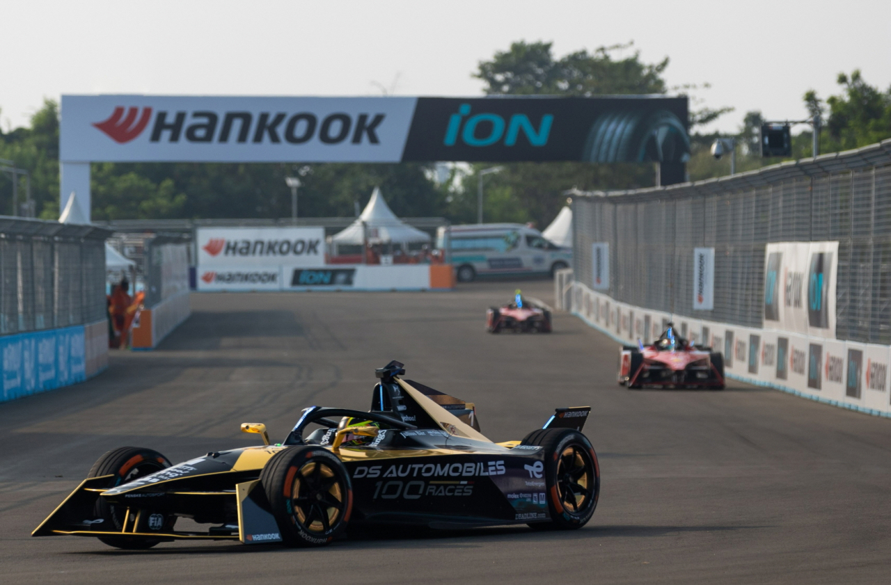 이달초 진행된 포뮬러 E 시즌9 10,11 라운드 '2023 굴라비트 자카르타 E-PRIX' 당시 한국타이어 로고가 박힌 광고판이 경기장에 설치된 모습. [한국타이어 제공]