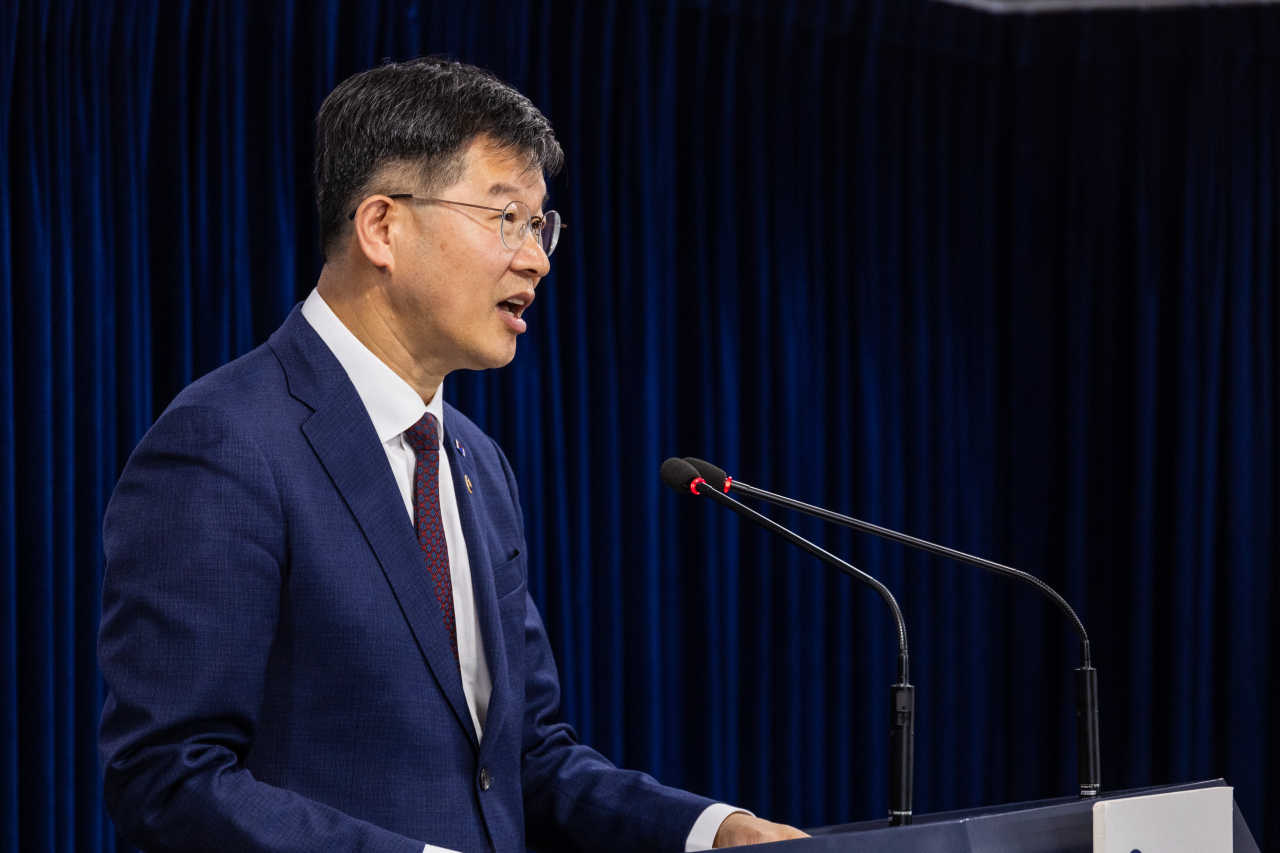이기일 보건복지부 1차관이 지난 22일 오후 서울 종로구 정부서울청사에서 임시 신생아 번호 관리 아동 실태조사방안 등 아동학대와 관련한 대응 방안을 발표하고 있다. [연합]