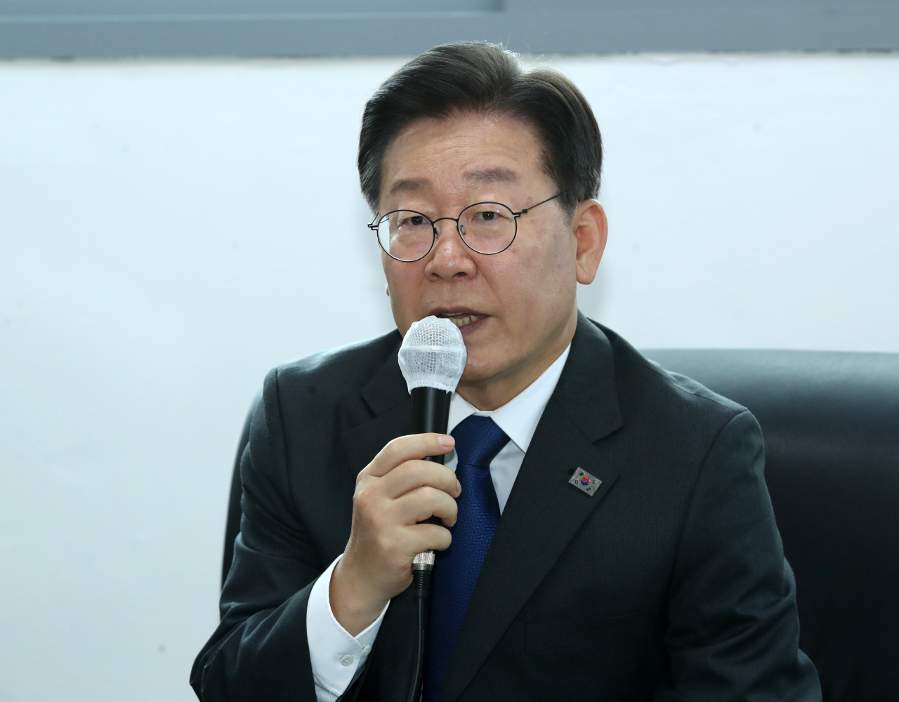 이재명 더불어민주당 대표가 22일 강원 강릉시 주문진어촌계복지회관에서 수산업·관광업계 관계자들을 만나 일본 후쿠시마 원전 오염수 방출에 따른 우려에 대해 발언하고 있다. [연합]