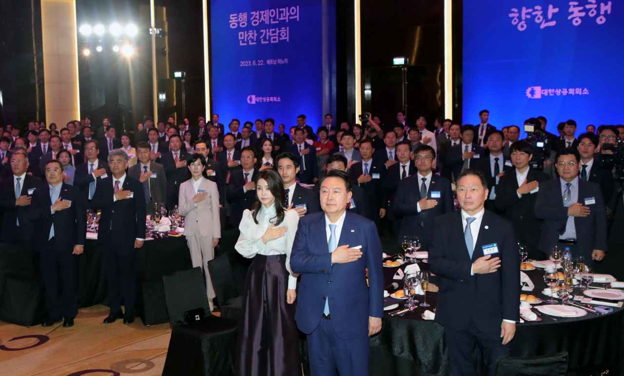베트남을 국빈 방문 중인 윤석열 대통령이 지난 22일(현지시간) 하노이 한 호텔에서 열린 동행 경제인 만찬 간담회에서 국기에 경례하고 있다. [연합]