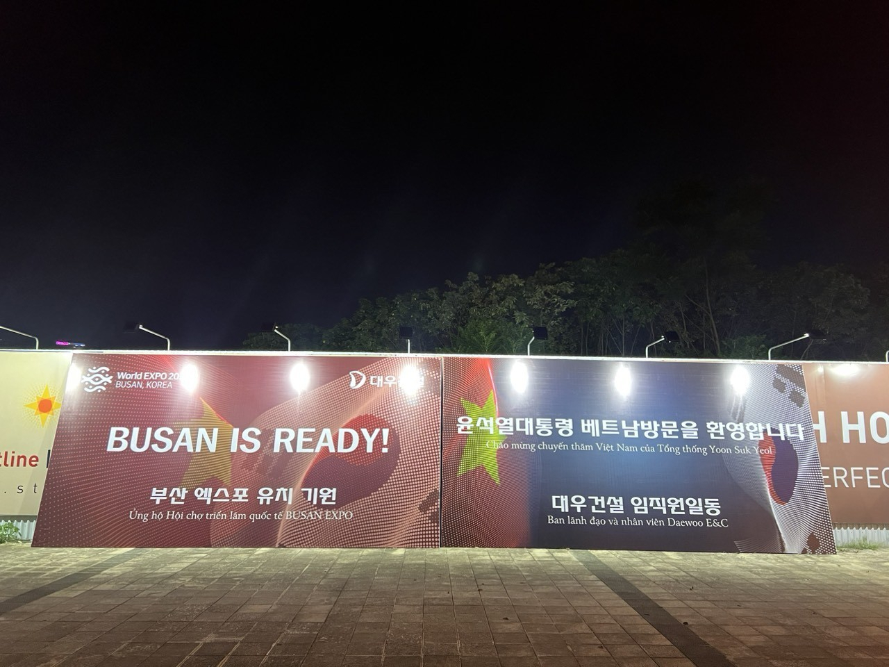 대우건설은 베트남 현지 하노이 스타레이크시티 현장에 ‘BUSAN IS READY! 부산 엑스포 유치 기원’, ‘윤석열 대통령 베트남 방문을 환영합니다’ 등 내용의 플래카드를 설치했다. [대우건설 제공]