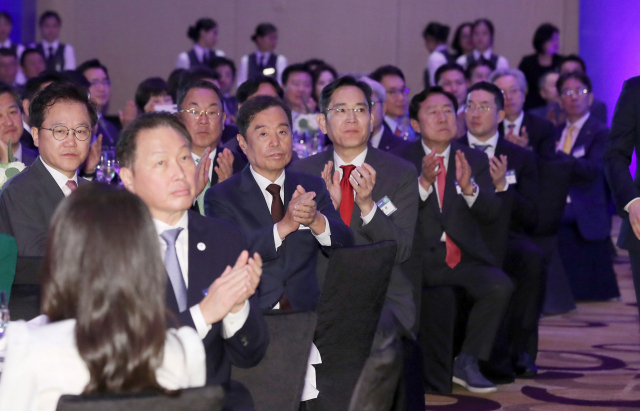 22일(현지시간) 베트남 하노이 한 호텔에서 열린 윤석열 대통령과 동행 경제인 만찬 간담회에서 최태원 대한상의·SK그룹 회장(앞줄 왼쪽 두번째부터), 김병준 전경련 회장 직무대행, 이재용 삼성전자 회장, 김기문 중소기업중앙회장, 구광모 LG그룹 회장 등이 윤 대통령의 격려사에 박수치고 있다. [연합]