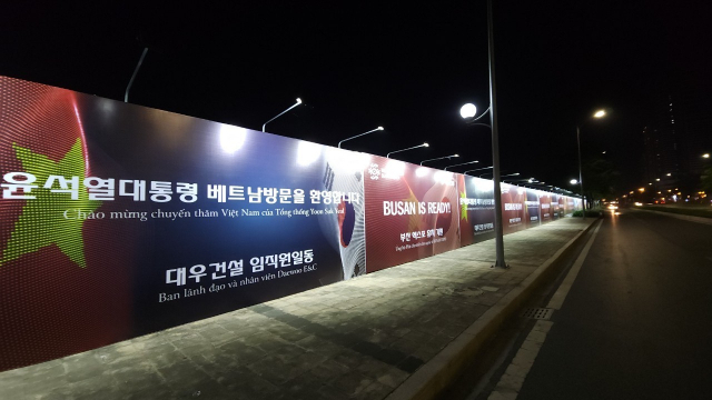 베트남 하노이 스타레이크 시티 복합개발현장에 22일(현지시간) 윤석열 대통령 방문을 환영하는 메시지와 부산엑스포 유치 지지를 기원하는 조형물이 세워졌다. 스타레이크시티는 하노이 서호(西湖) 지역에 여의도 면적의 3분의 2 수준인 210만4281㎡(약 63만6545평) 규모의 신도시를 조성하는 사업으로 대우건설이 지분 100%를 소유한 베트남THT법인이 주도하고 있다. [대우건설 제공]