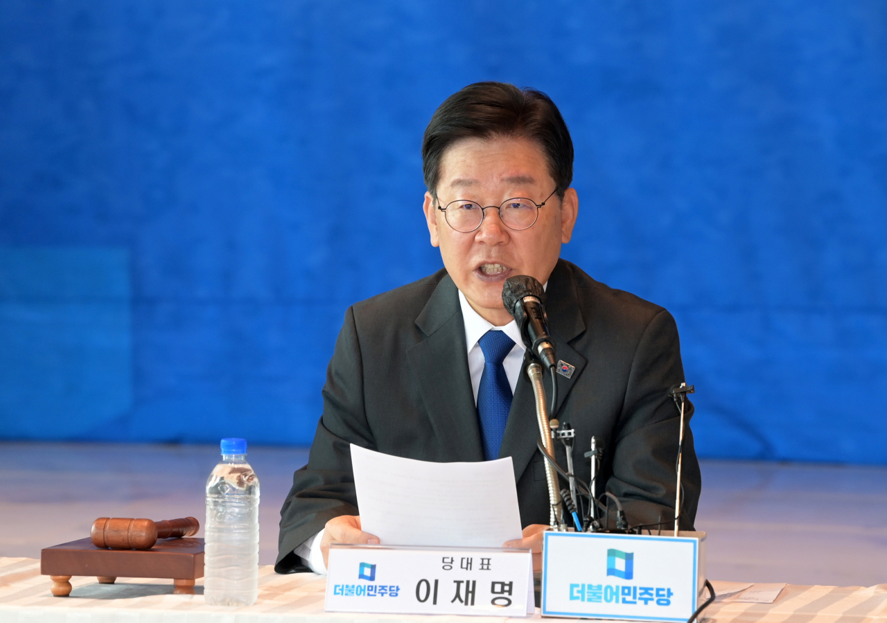 이재명 더불어민주당 대표가 23일 강원도 강릉세인트컨벤션웨딩홀에서 열린 현장 최고위원회의에서 발언하고 있다. [연합]