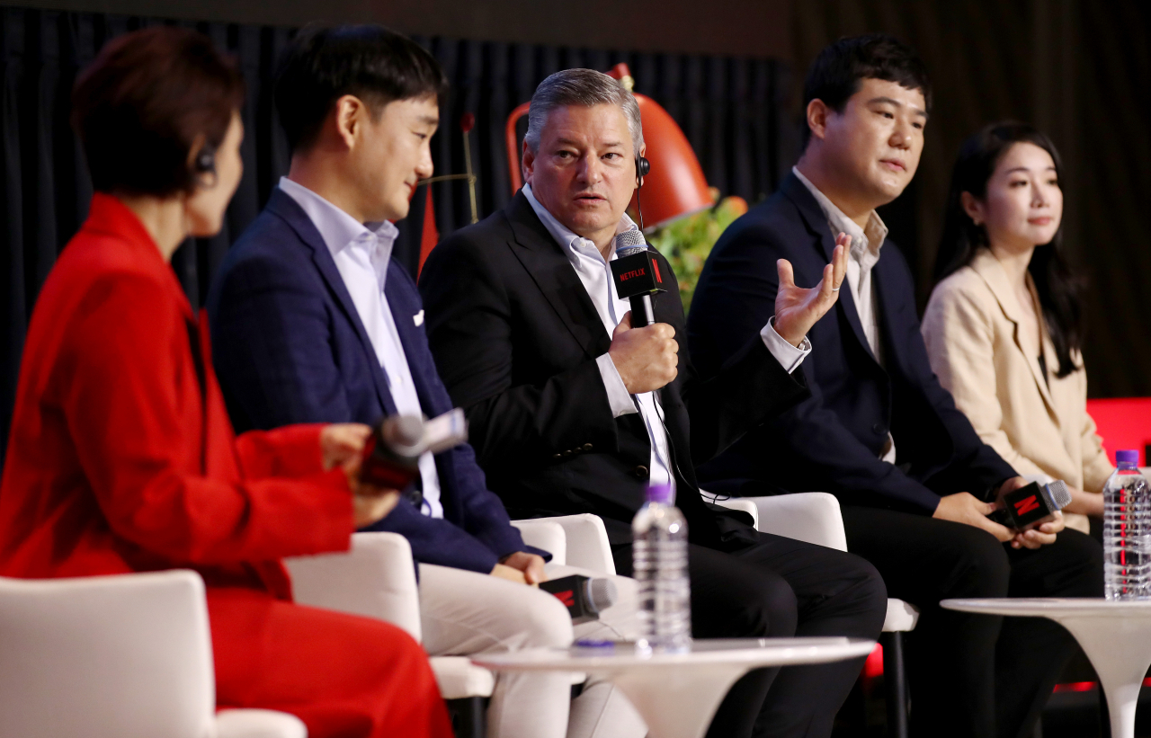 테드 서랜도스 넷플릭스 공동 최고 경영책임자(CEO)가 22일 서울 종로구 포시즌스 호텔에서 열린 넷플릭스와 한국 콘텐츠 이야기 대담을 마친 뒤 취재진의 질문에 답하고 있다. 왼쪽부터 강동한 넷플릭스 부사장, 테드 서랜도스 CEO, 이성규 시니어 디렉터, 고현주 PR총괄 시니어 디렉터. [연합]