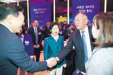 동행 경제인 만찬 간담회에서 정의선(오른쪽) 현대차그룹 회장이 신동빈 롯데그룹 회장과 만나 악수하고 있다.