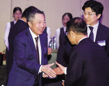 동행 경제인 만찬 간담회에 참석한 박정원(왼쪽) 두산그룹 회장
